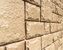 Фасадные панели Grand Line Крупный камень Стандарт Песочный пример работ 1 фото