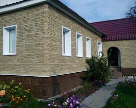 Фасадные панели Альта Профиль Гранит Крымский пример работ 2 фото